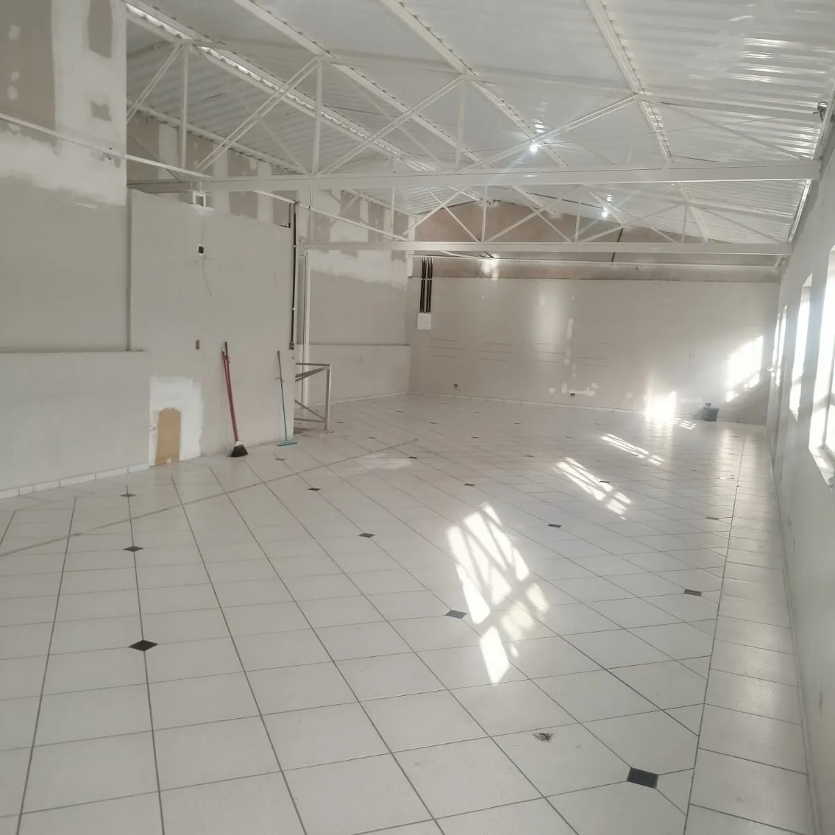 Piso superior do(a) salão comercial padrão neutro em Jardim do Estádio, Itu - SP